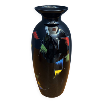 Vase en verre noir orné de détails rouges, verts, bleus et jaunes, années 1960