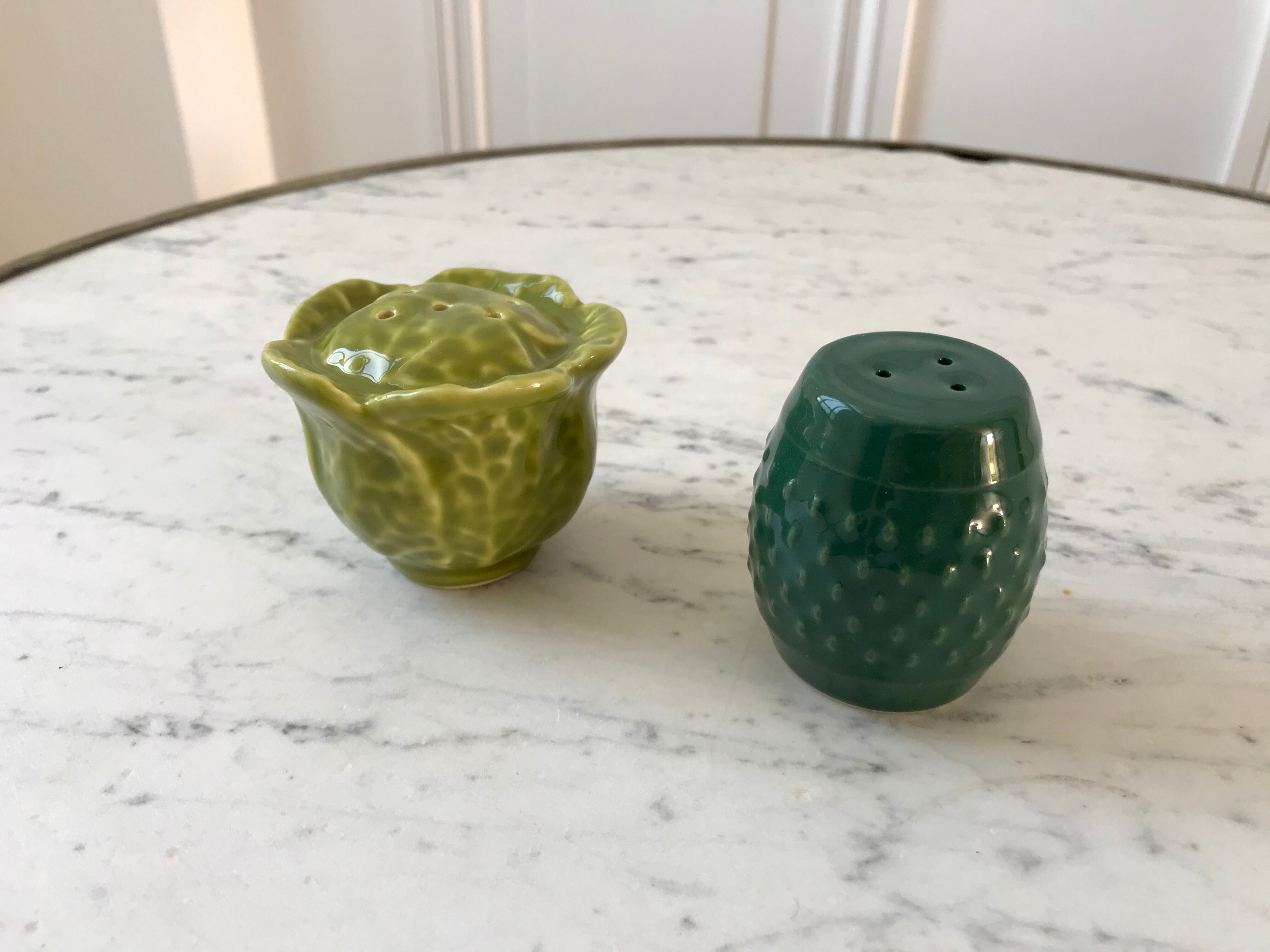 Duo of salt shaker and pepper maker in slurry cabbage 50s