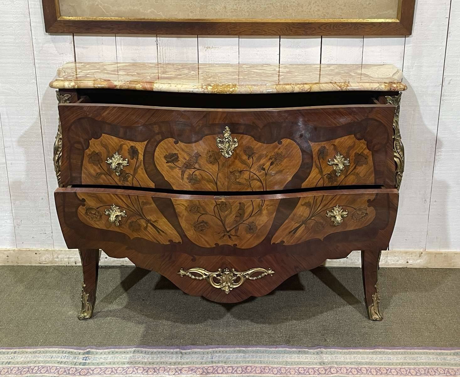 Commode de style Louis XV en bois de rose, chêne et dessus marbre