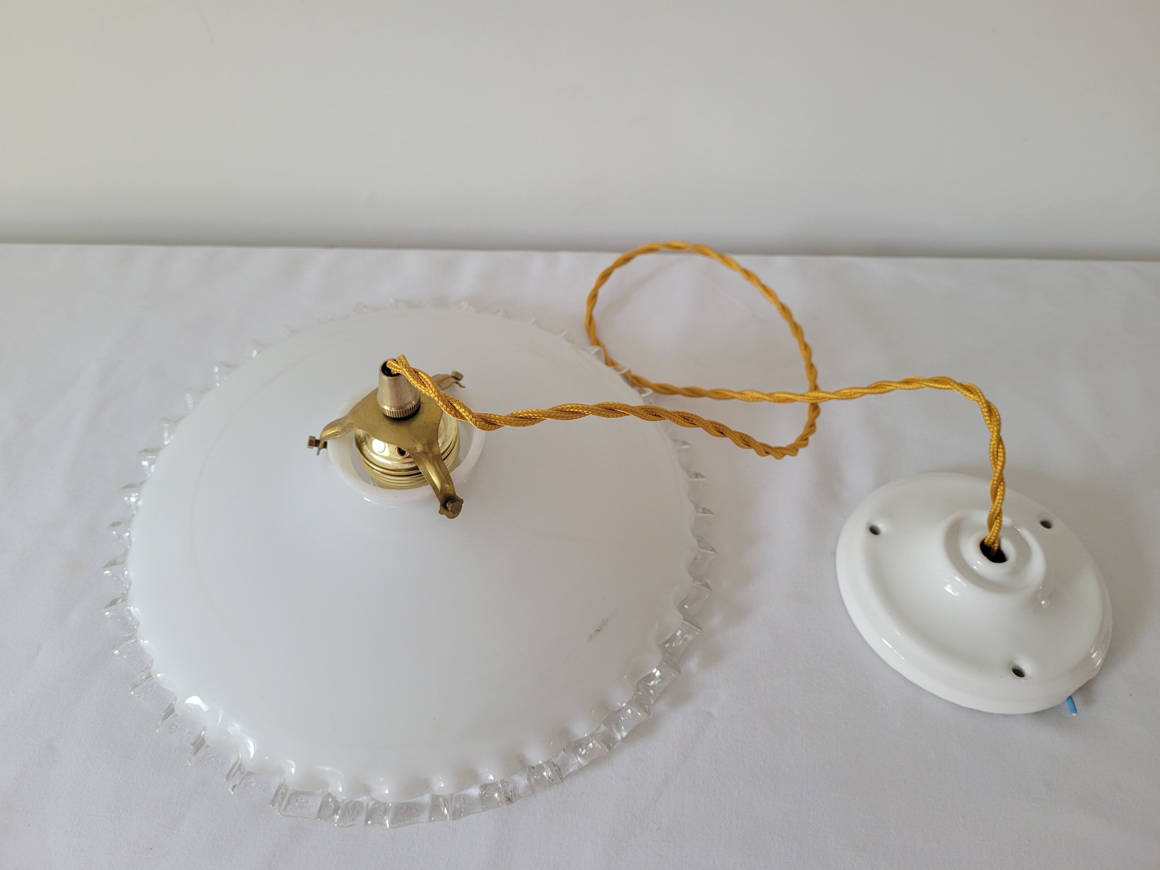 Serrated opaline suspension