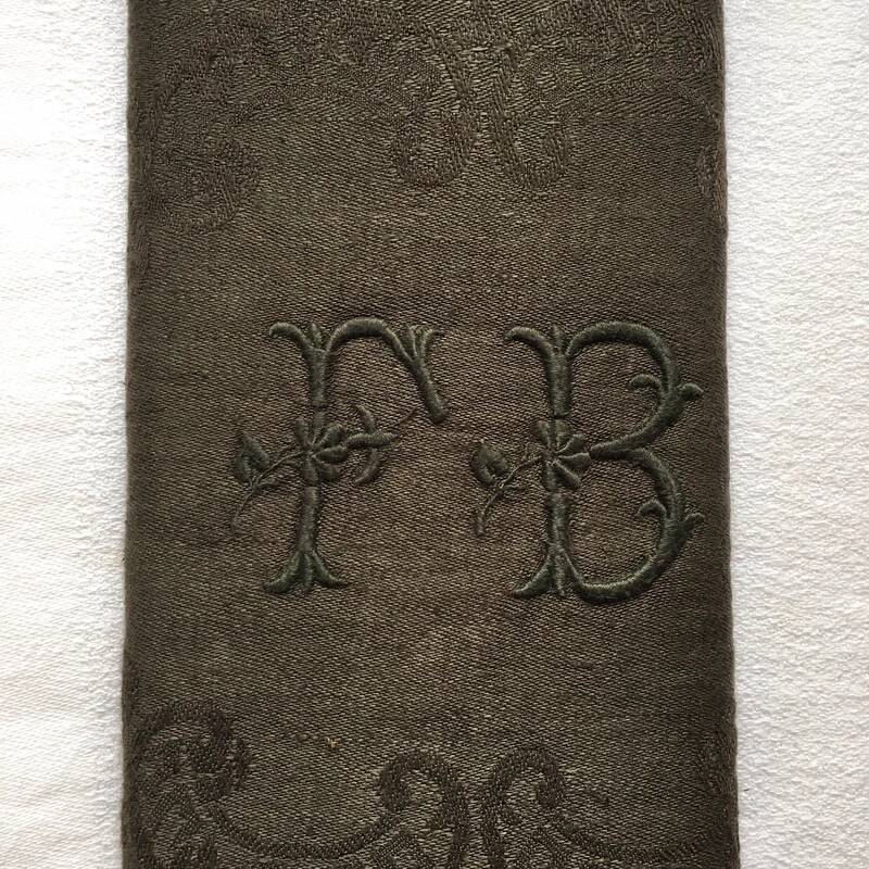 Serviette de table ancienne kaki brodée FB