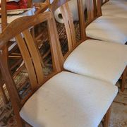 Chaise en bois et tissu blanc imitant la peau de mouton, Suède 1960