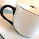 Suite de huit tasses en porcelaine blanche à liseré bleu / vintage années 70-80