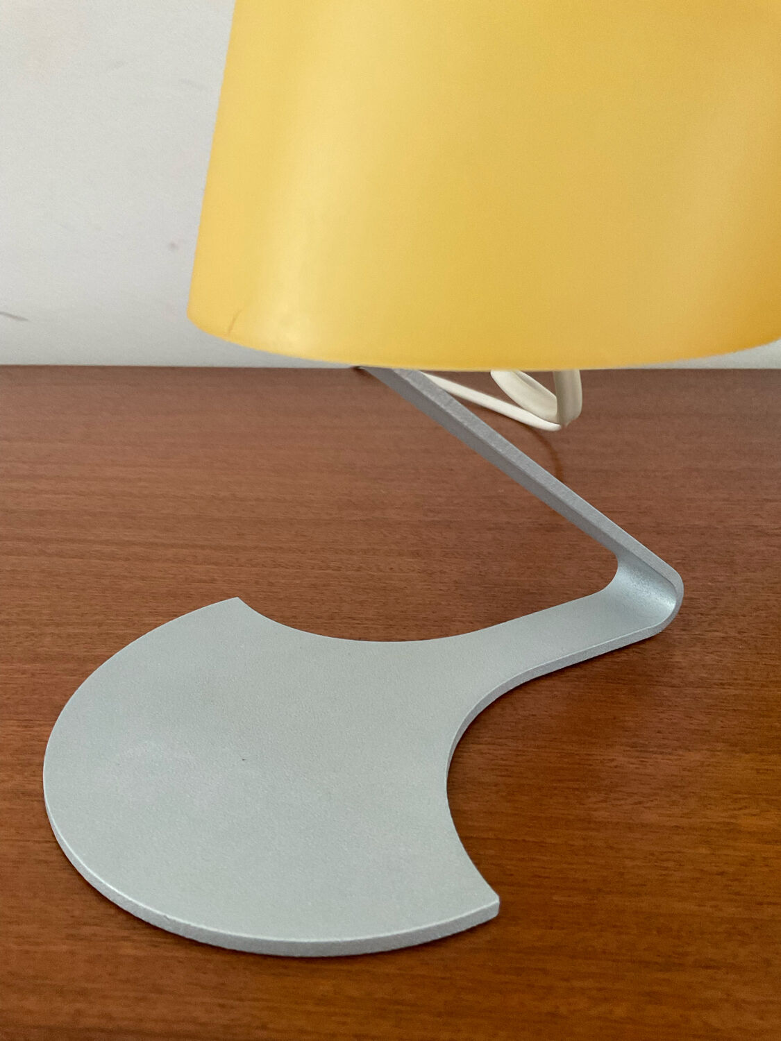 Paire de lampes design en opaline jaune et métal