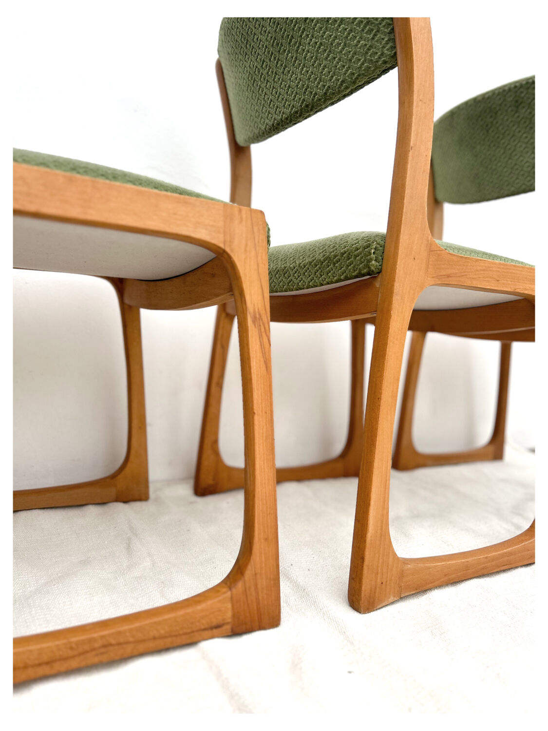 Set of 4 Self sled chairs