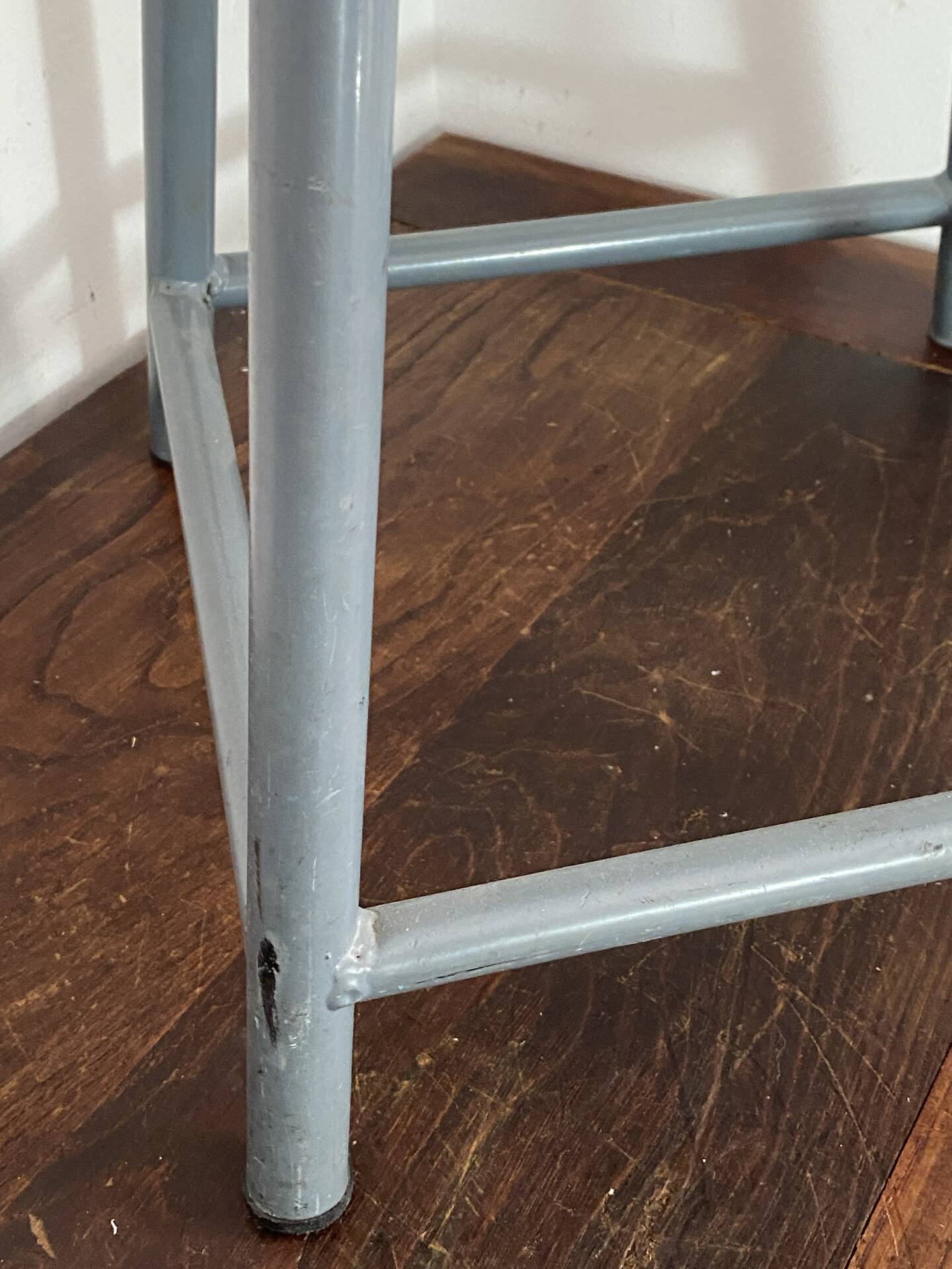 Tabouret d'atelier en métal et bois réglable en hauteur