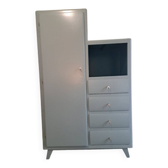 Asymmetrical wardrobe