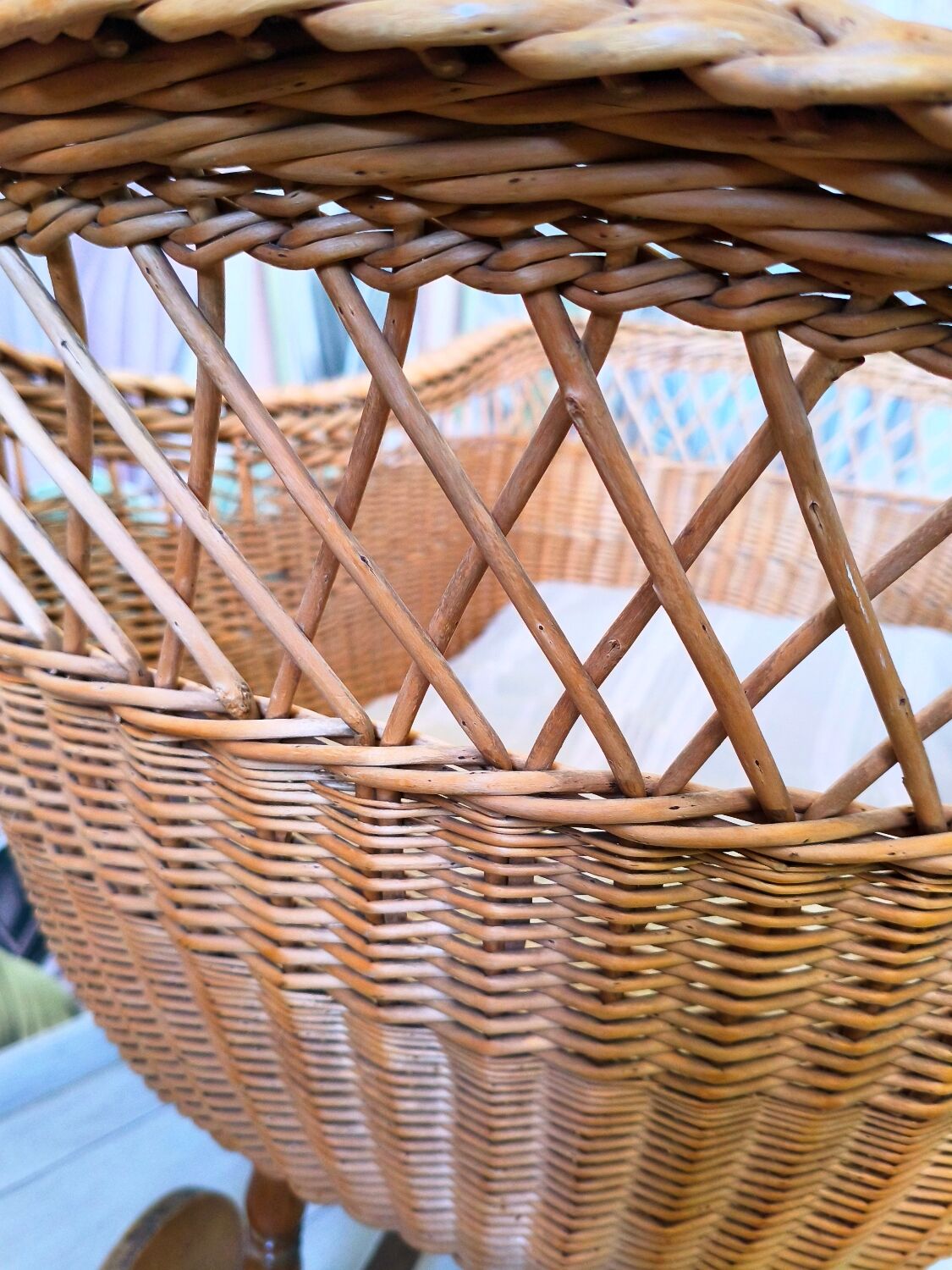 Wicker cradle on wheels
