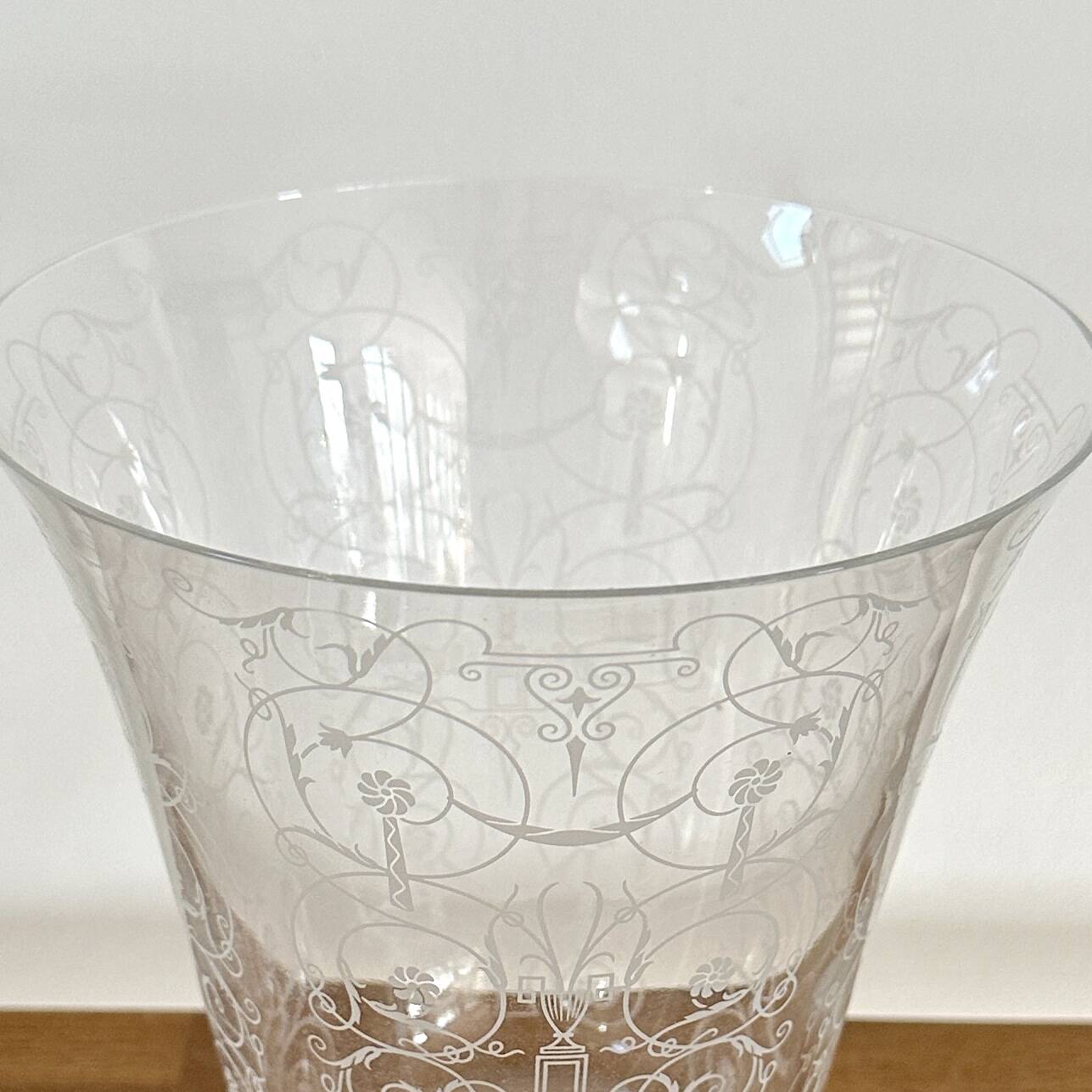 BACCARAT crystal tulip vase with engraved arabesque decoration - Signed