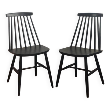 The pair of chairs in Tapiovaara style.