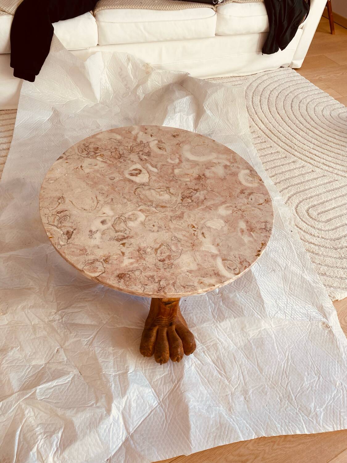 Table basse marbre pieds sculptés anciens