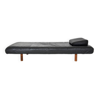 Day bed, vintage bench sofa dating from the 70s.