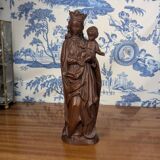 Vierge à l'Enfant de style néo-Gothique en résine patinée imitant le bois