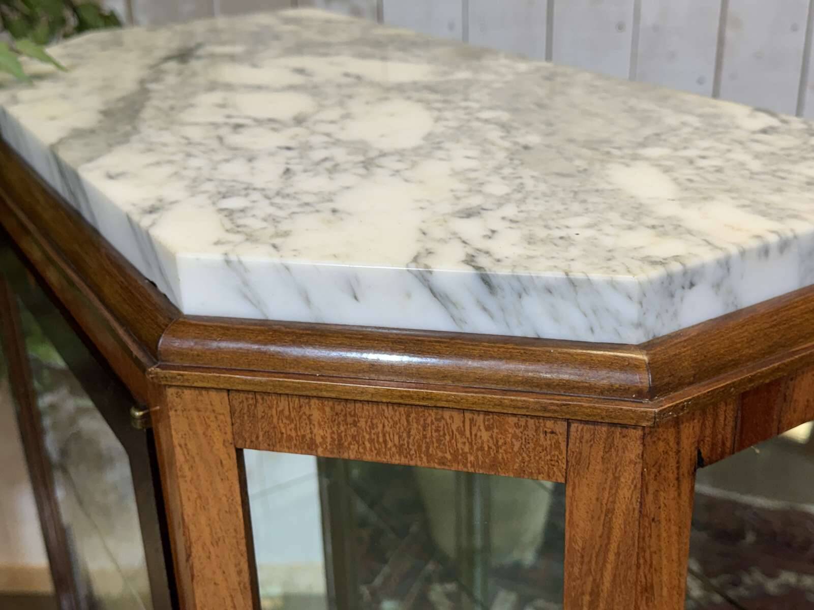 Vitrine Art déco en acajou, palissandre et dessus marbre blanc