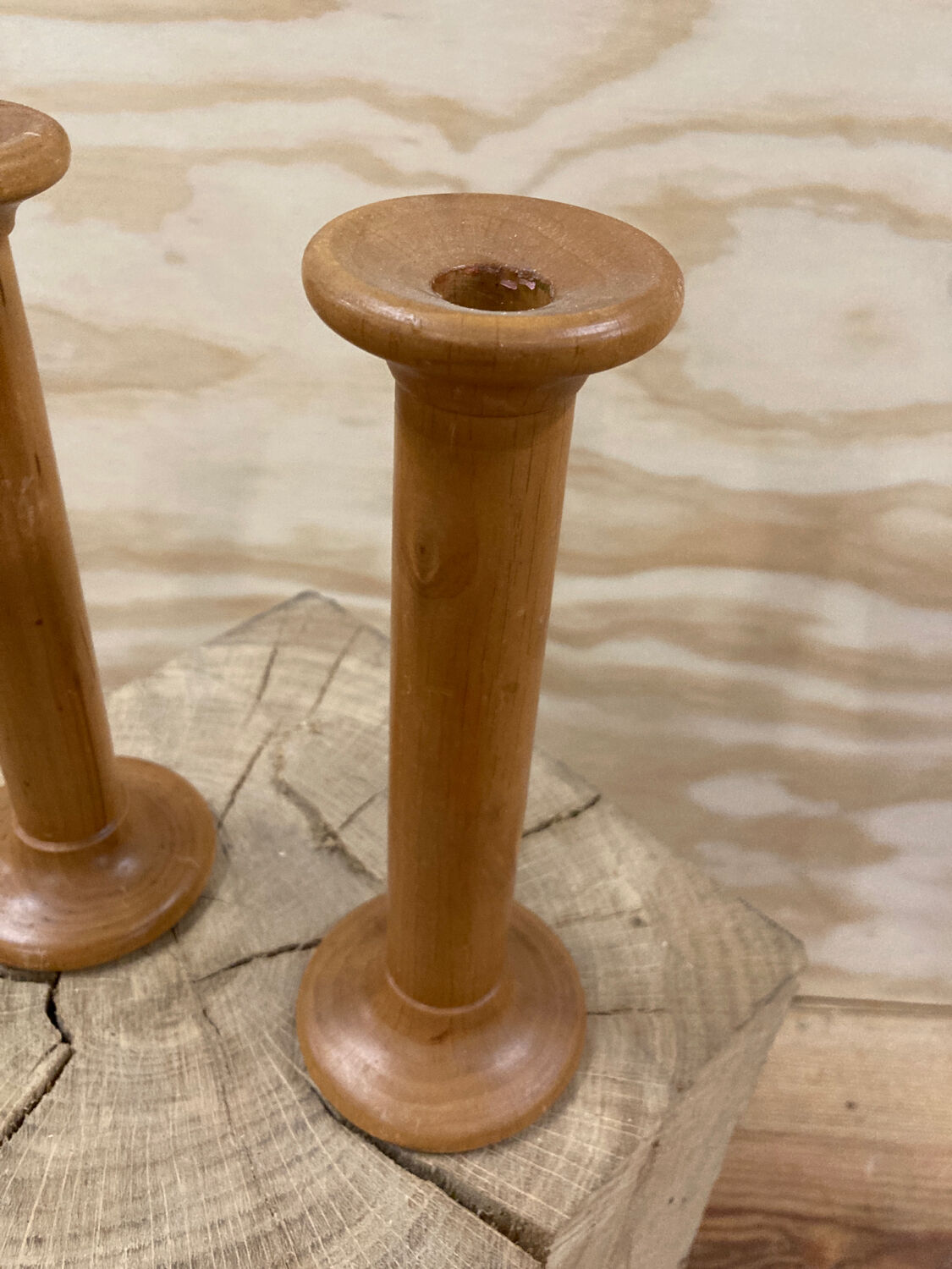 Paire de bougeoirs scandinaves en bois