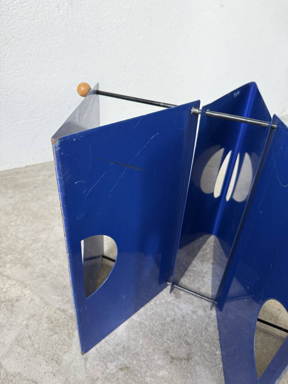 Memphis 80s Magazine Rack