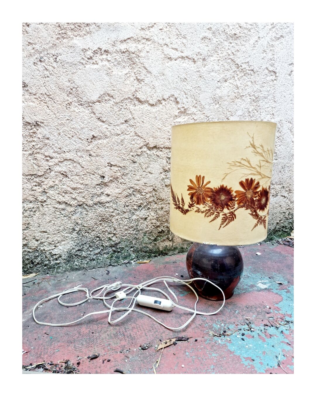 Lampe vintage, abat-jour herbier pied en grès marron