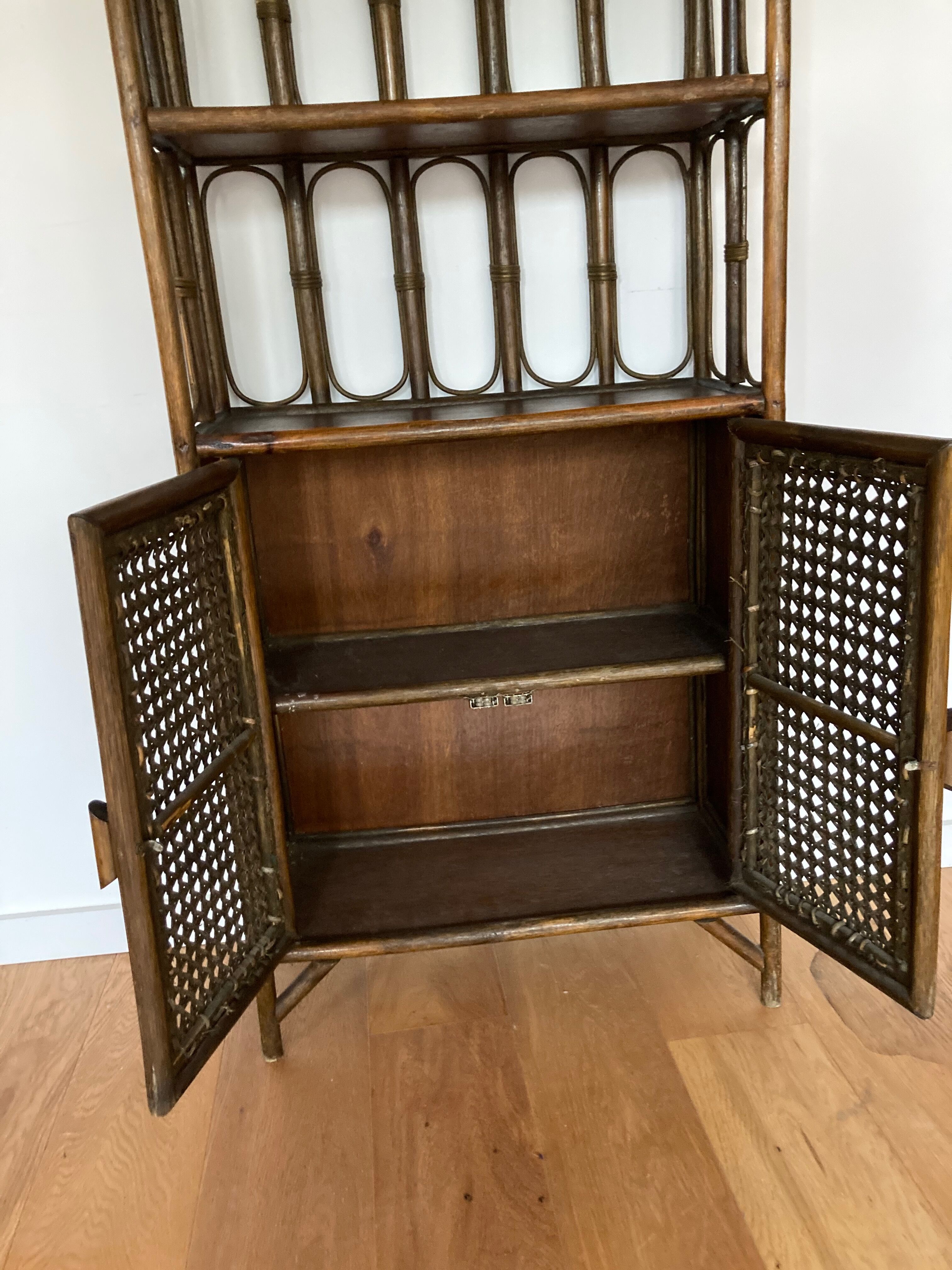 Etagère rotin avec portes cannées