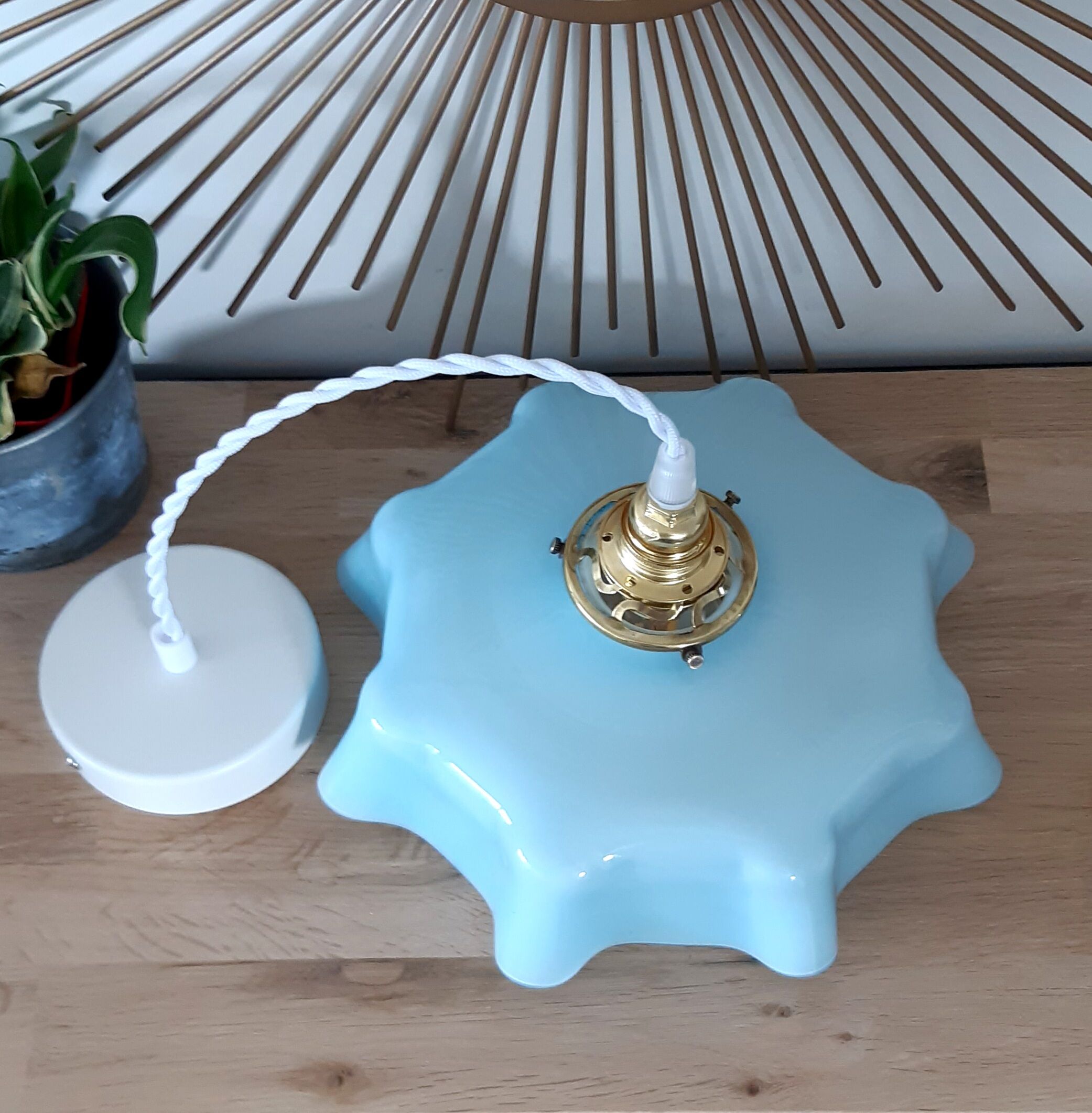 Blue opaline suspension