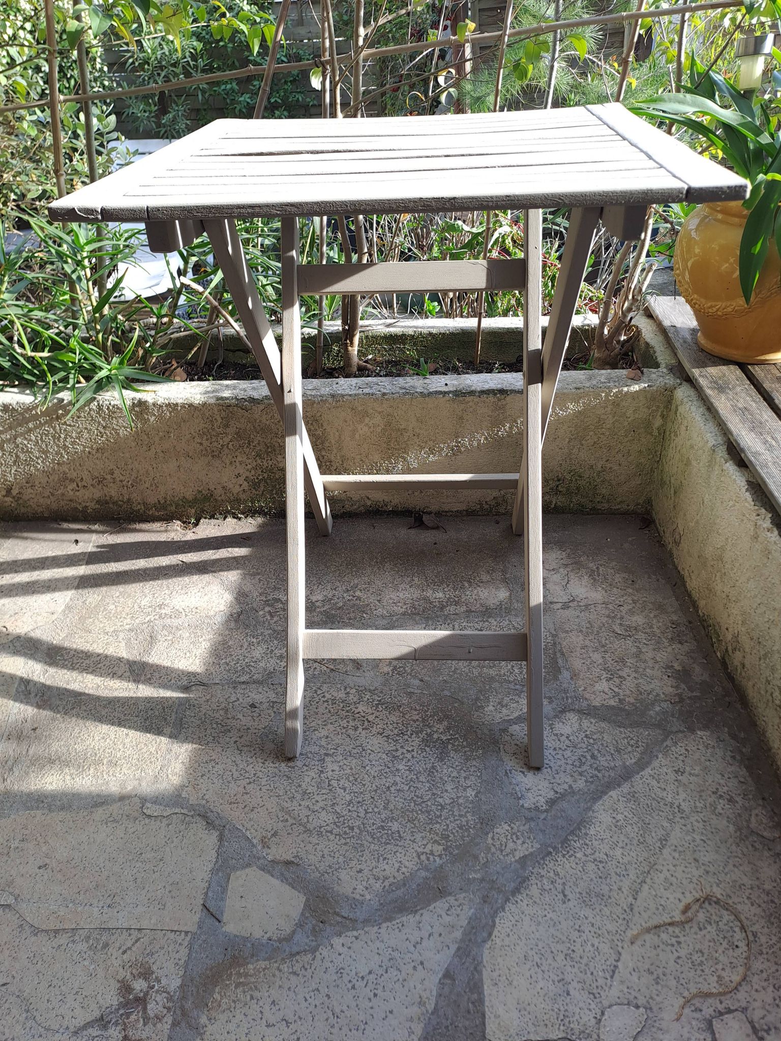Table jardin pliante en bois peinte en beige grisé carrée