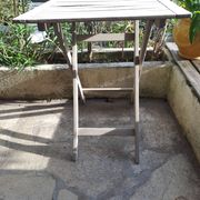 Table jardin pliante en bois peinte en beige grisé carrée