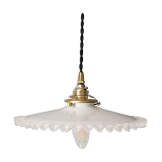 Opaline suspension with serrated edges