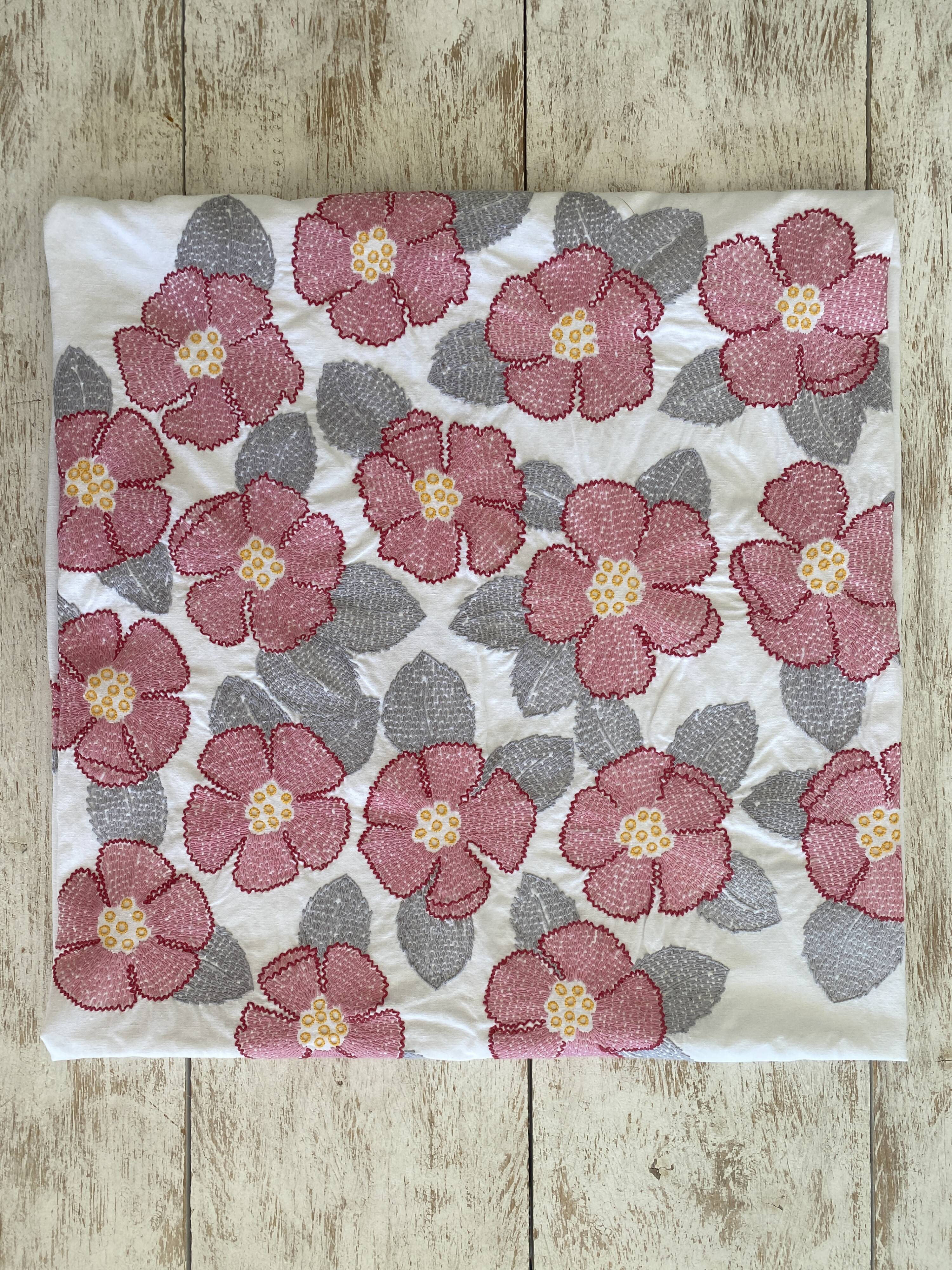 Embroidered square tablecloth with floral decoration - cotton - 150x150 cm