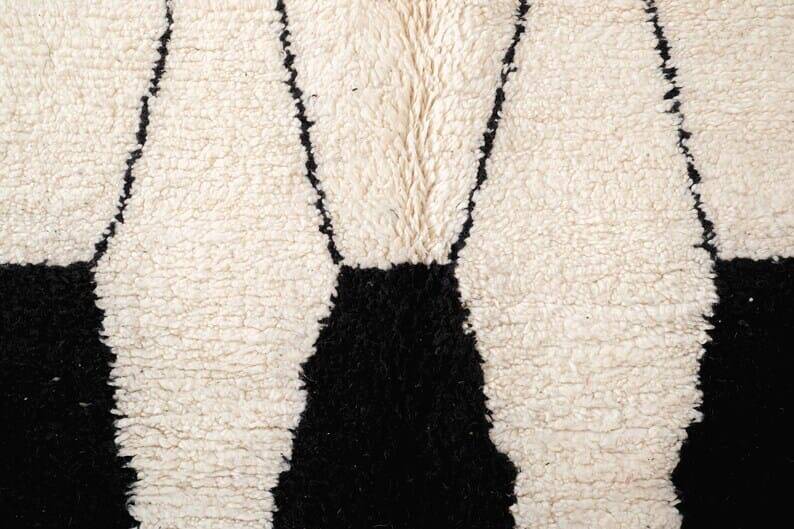 Handmade Berber rug, traditional craftsmanship, size 150 x 250 cm