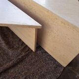 Table basse triangle travertin.
