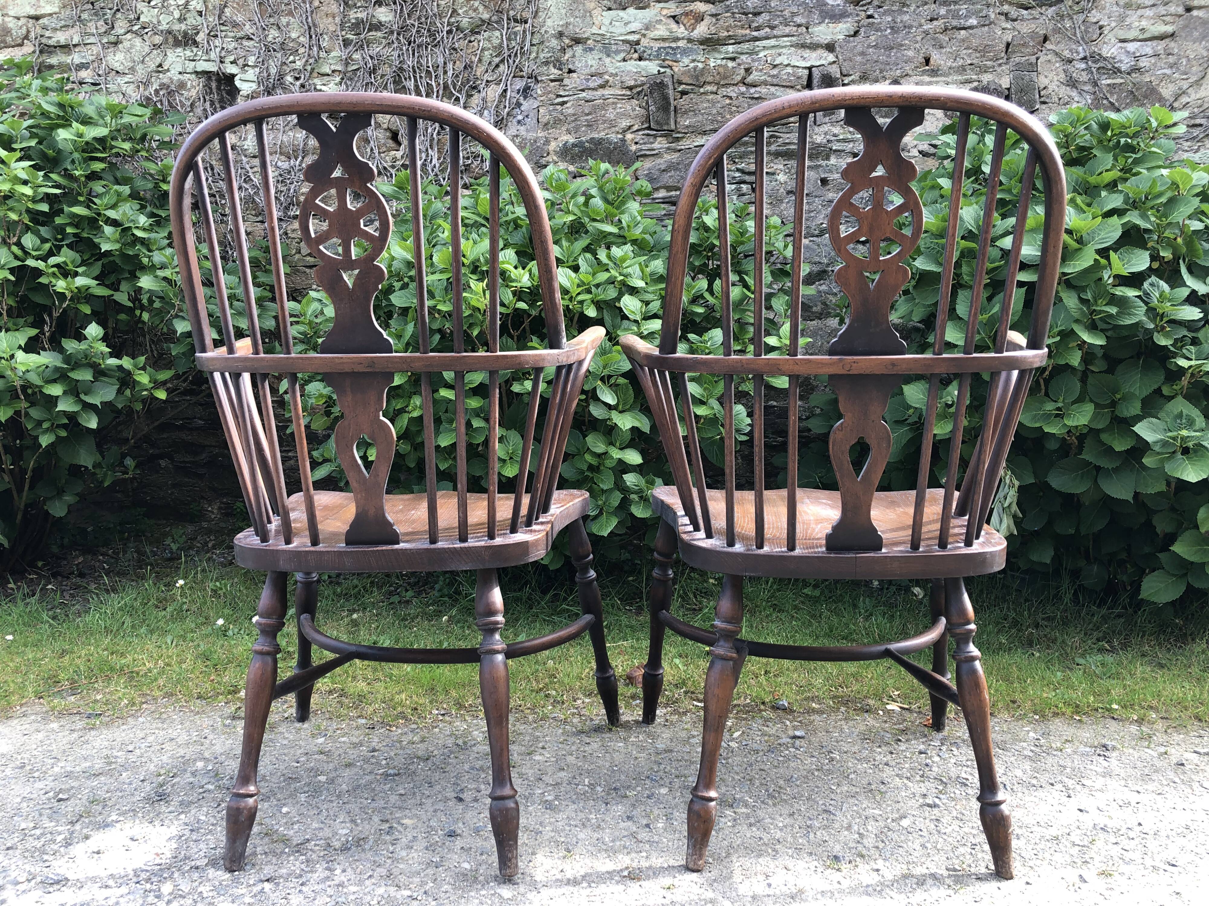 A pair of Windsor chairs in solid elm from the 1950s.