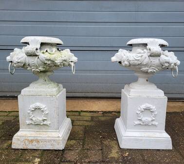 Vases anciens en fonte orné d'une tête de lion et de fleurs