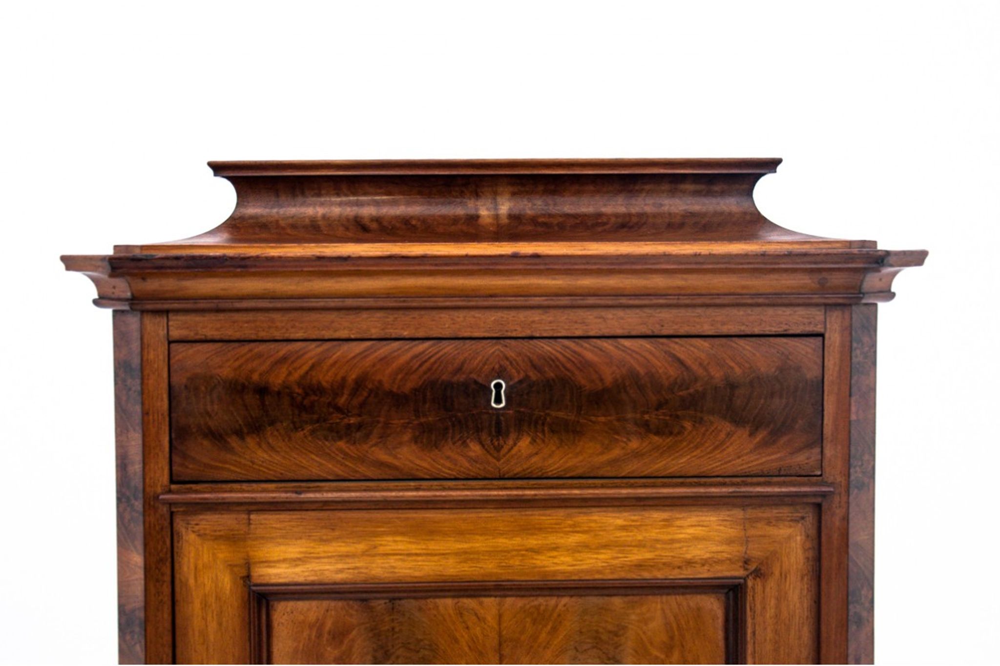 Une commode à piliers, Europe du Nord, vers 1860