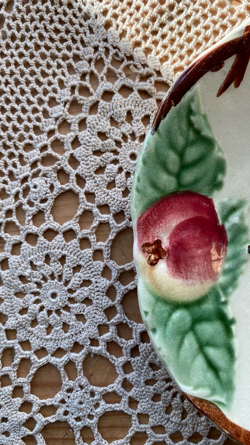 Dessert plates in Choisy le Roi slipware