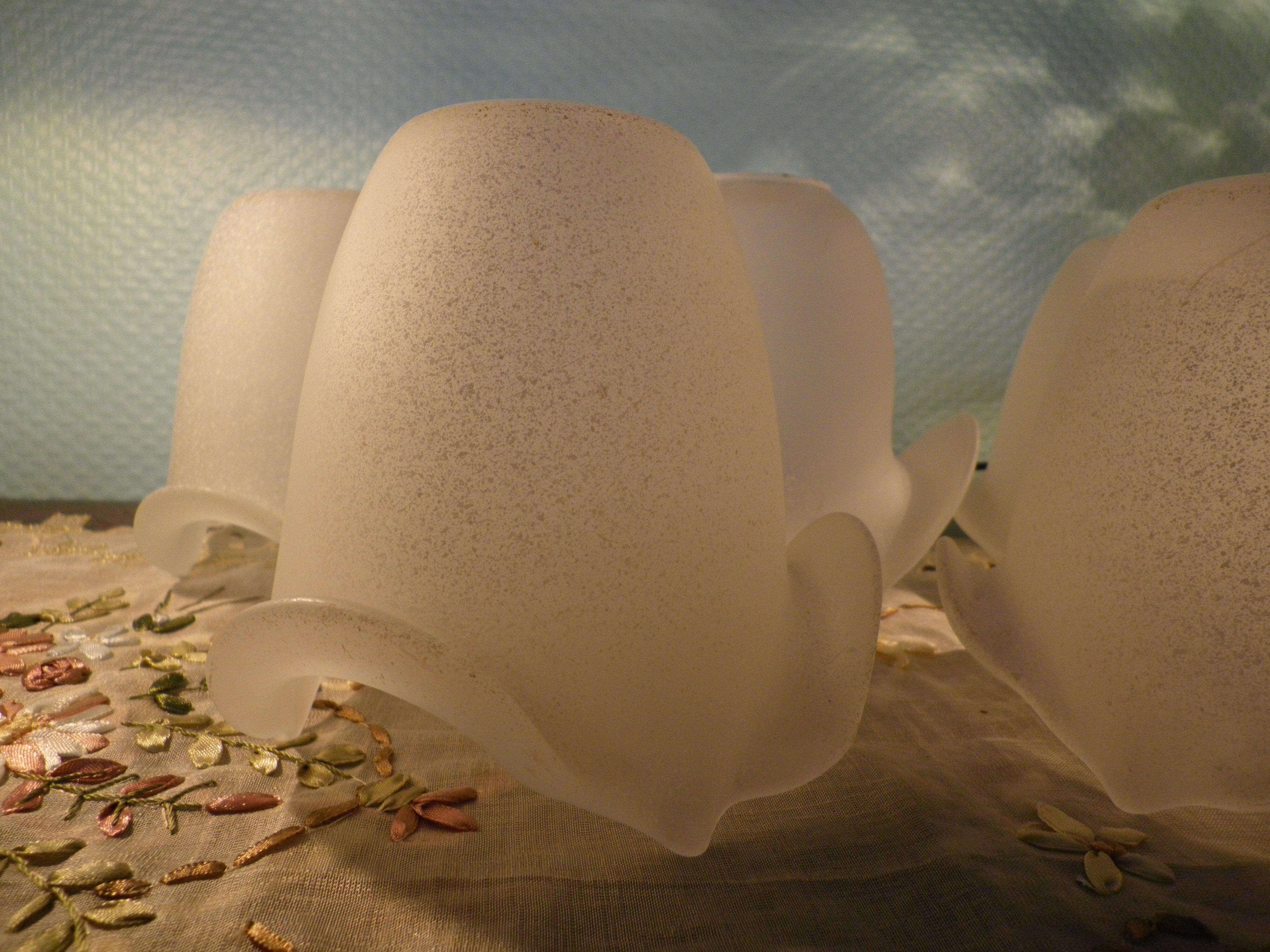 Chandelier of 5 corollas in white granite glass, central decoration with foliage 70s /80s