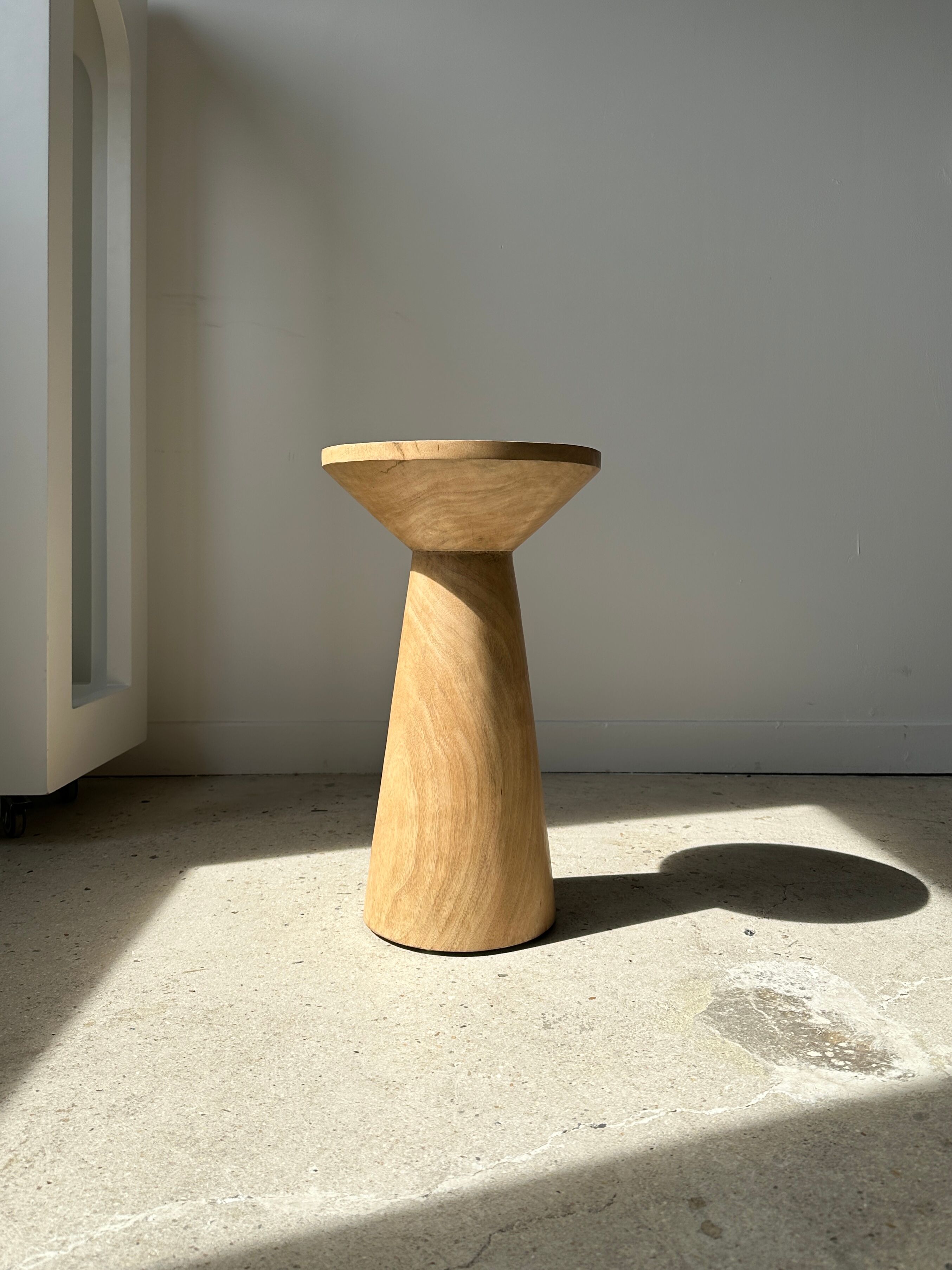 Side table, end of sofa in natural mango monoxyl conical tray H:50cm
