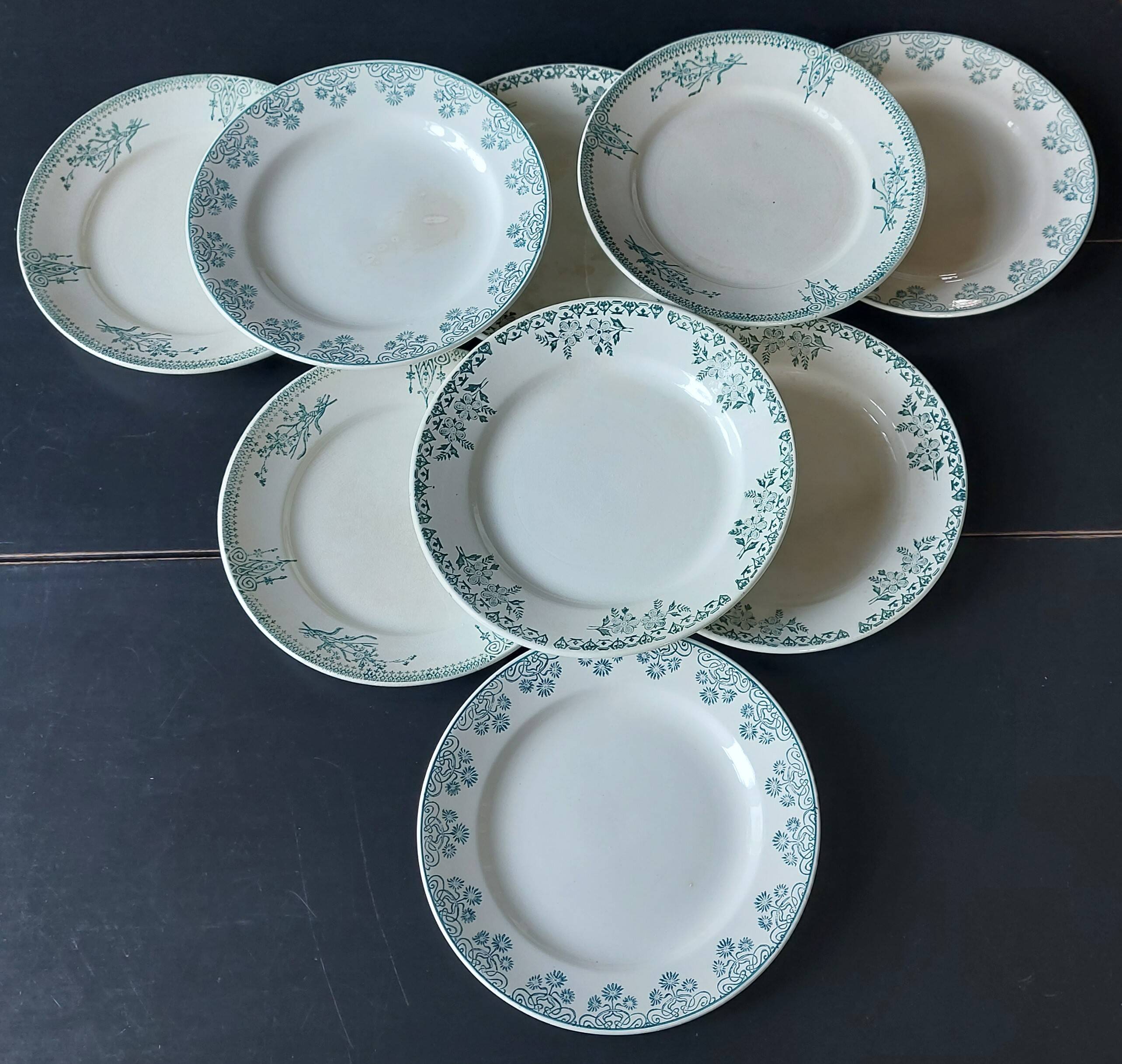 9 Assiettes plates dépareillées Terre de fer tons verts bleus
