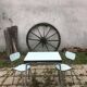 Table et chaises en formica vert d'eau