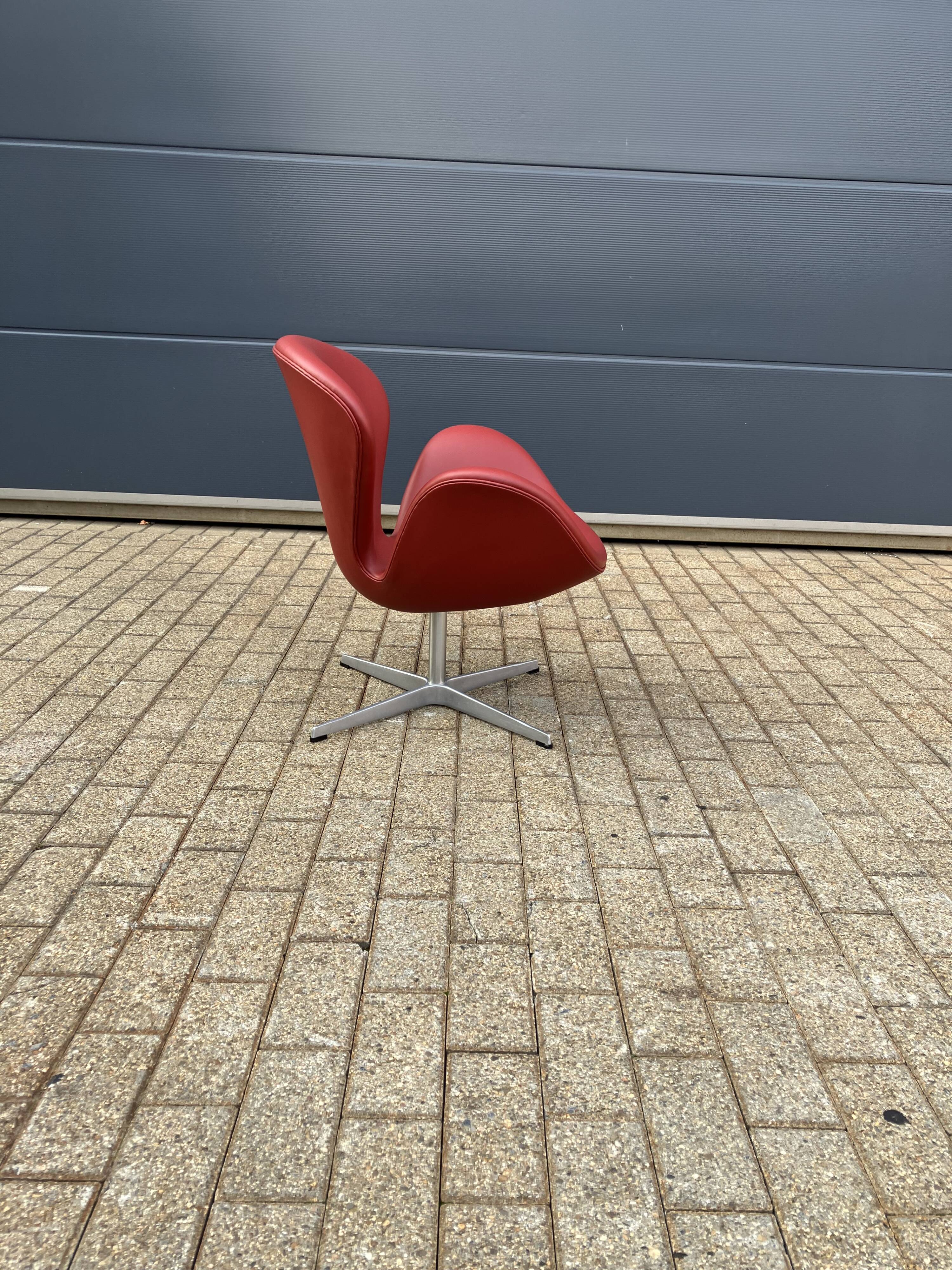 Fritz Hansen Swan chair in Indian Red leather, NEW!!!