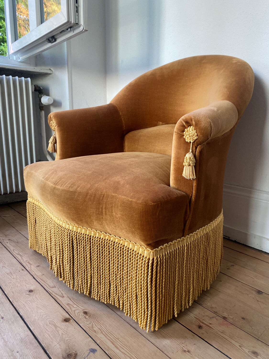 Toad armchair in golden velvet