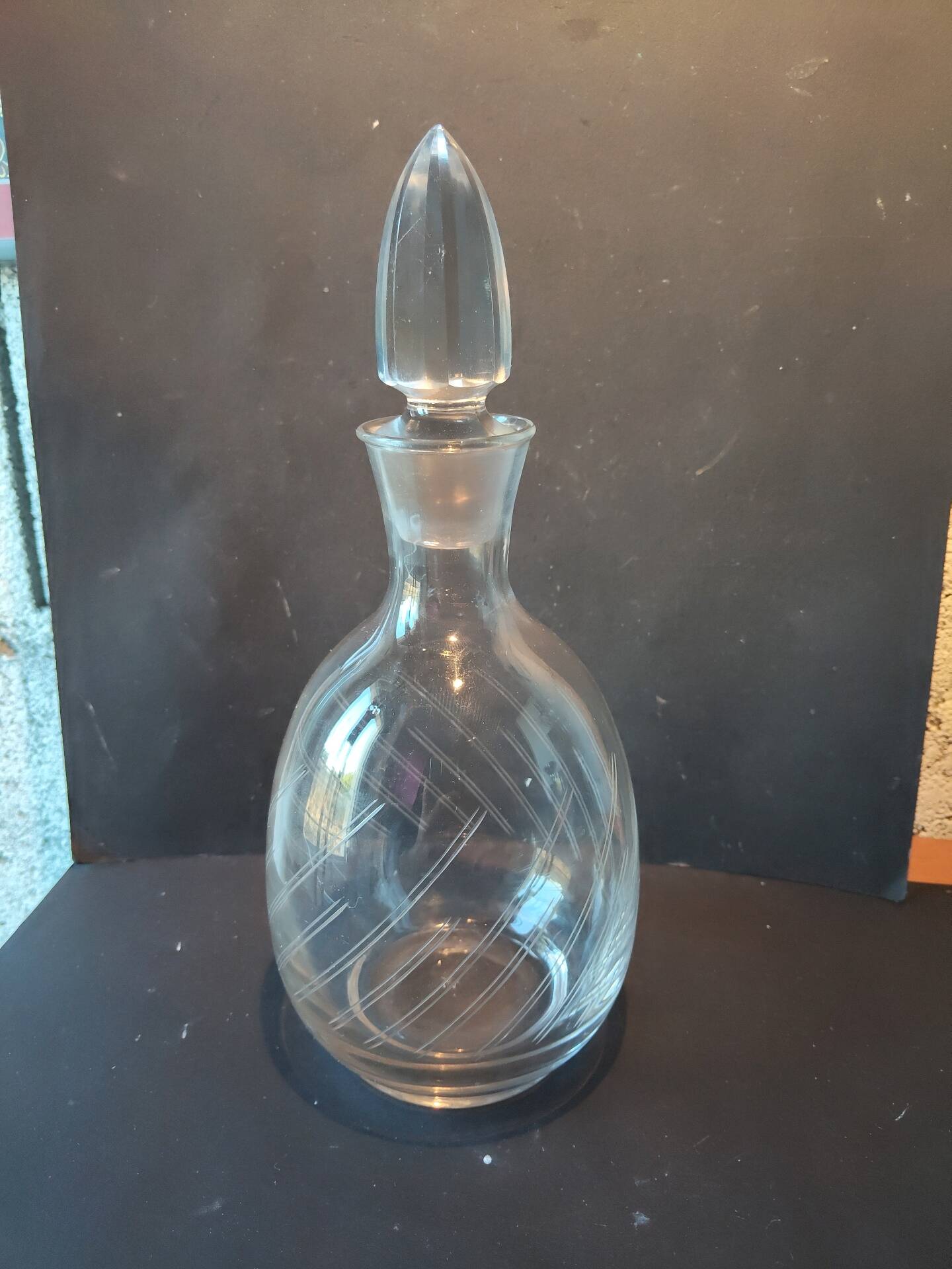 Carafe vintage en verre cristallin gravé – bouchon taillé assorti