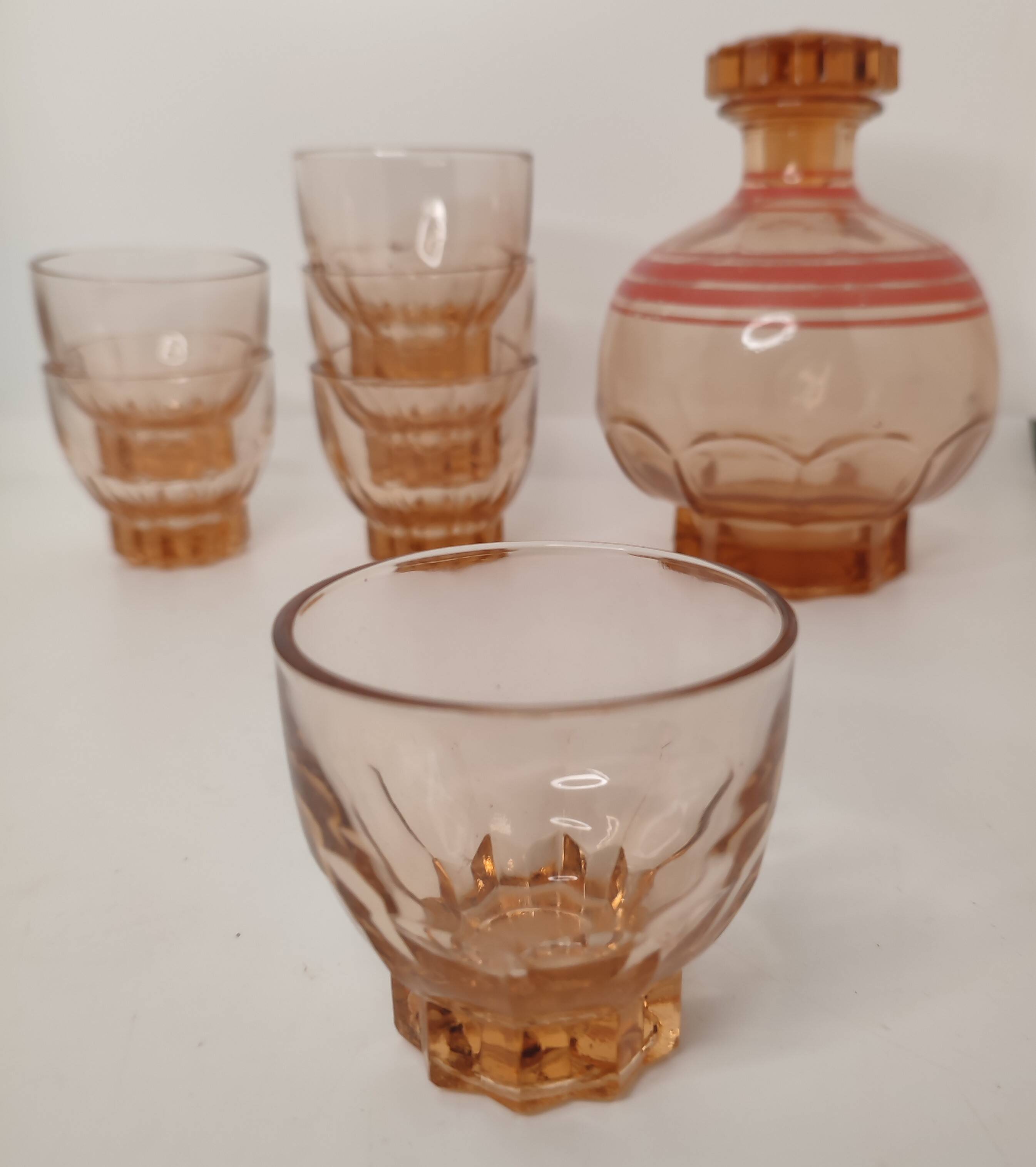 Carafe liquor service + vintage glasses