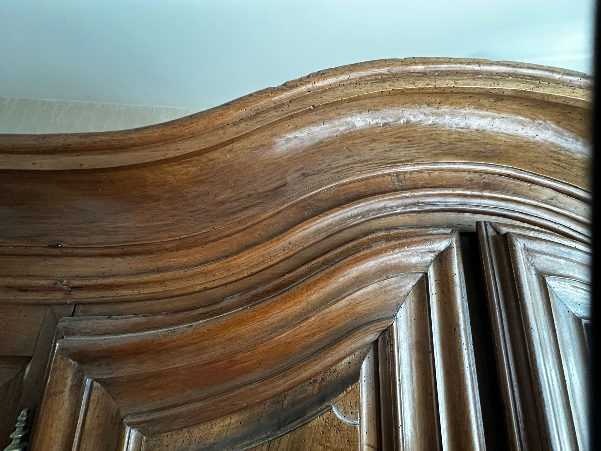 Large Alsatian Louis XV wardrobe in solid walnut – 18th century