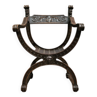 Fauteuil curule ancien en bois sculpté – Style Renaissance / Savonarole