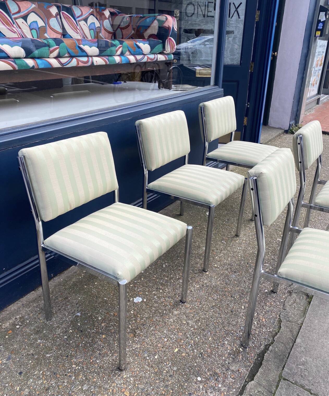 7 chaises de salle à manger chromées des années 1970 Hollywood Regency Modernist Vintage Table Italian