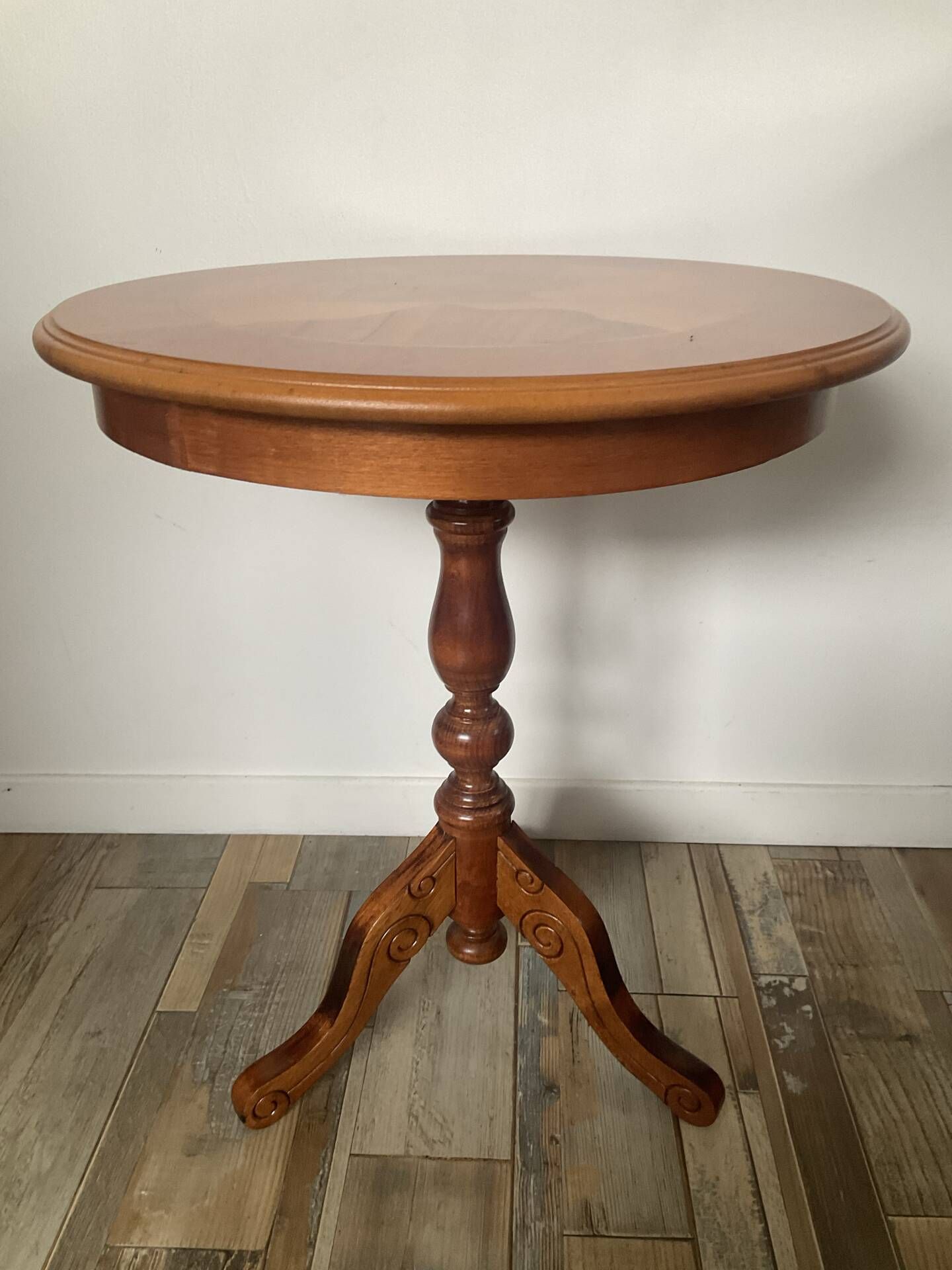 Side table or end table in solid wood with marquetry top.