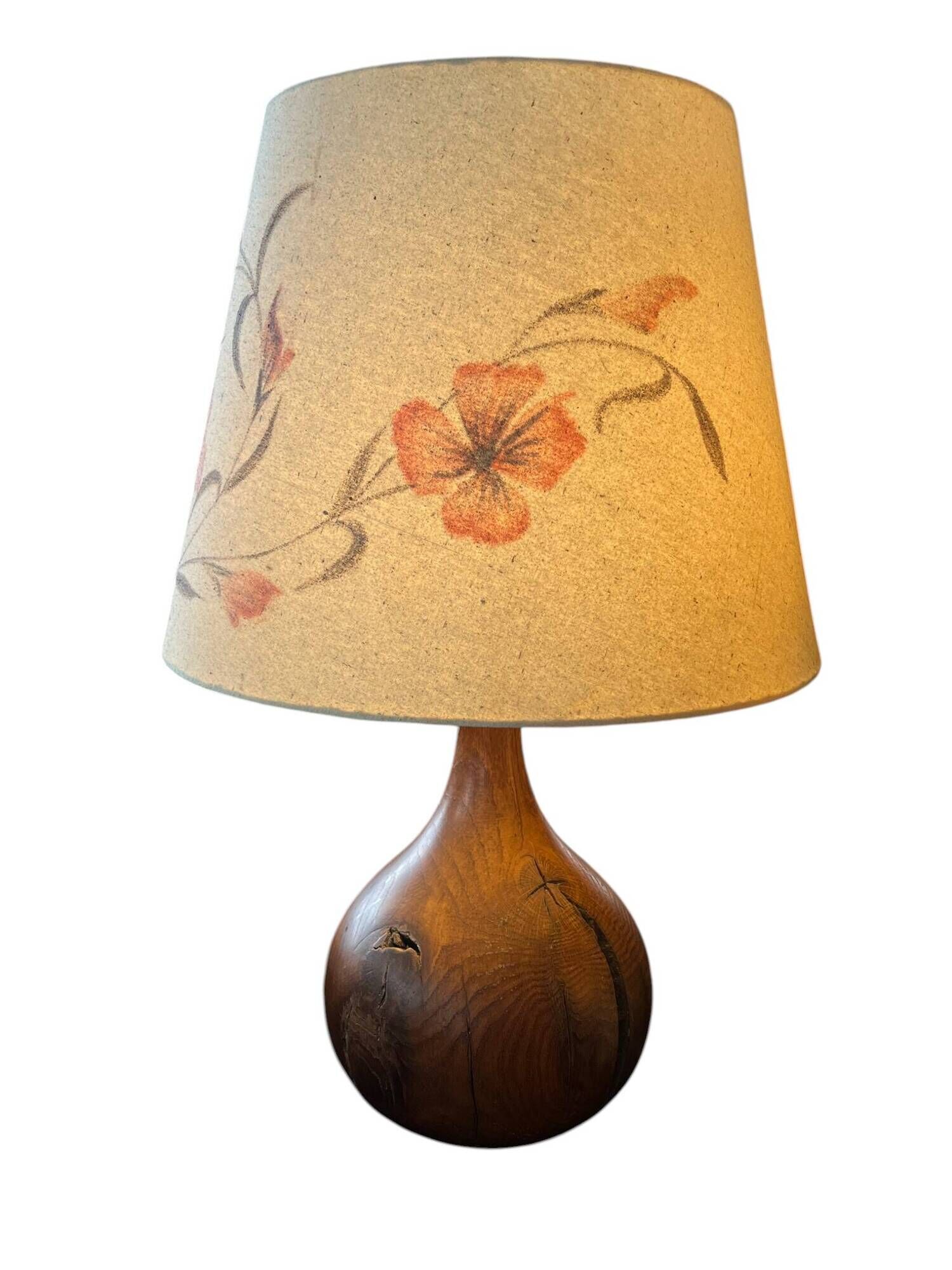 Important wooden floor lamp with a lampshade decorated with flowers from around 1970.