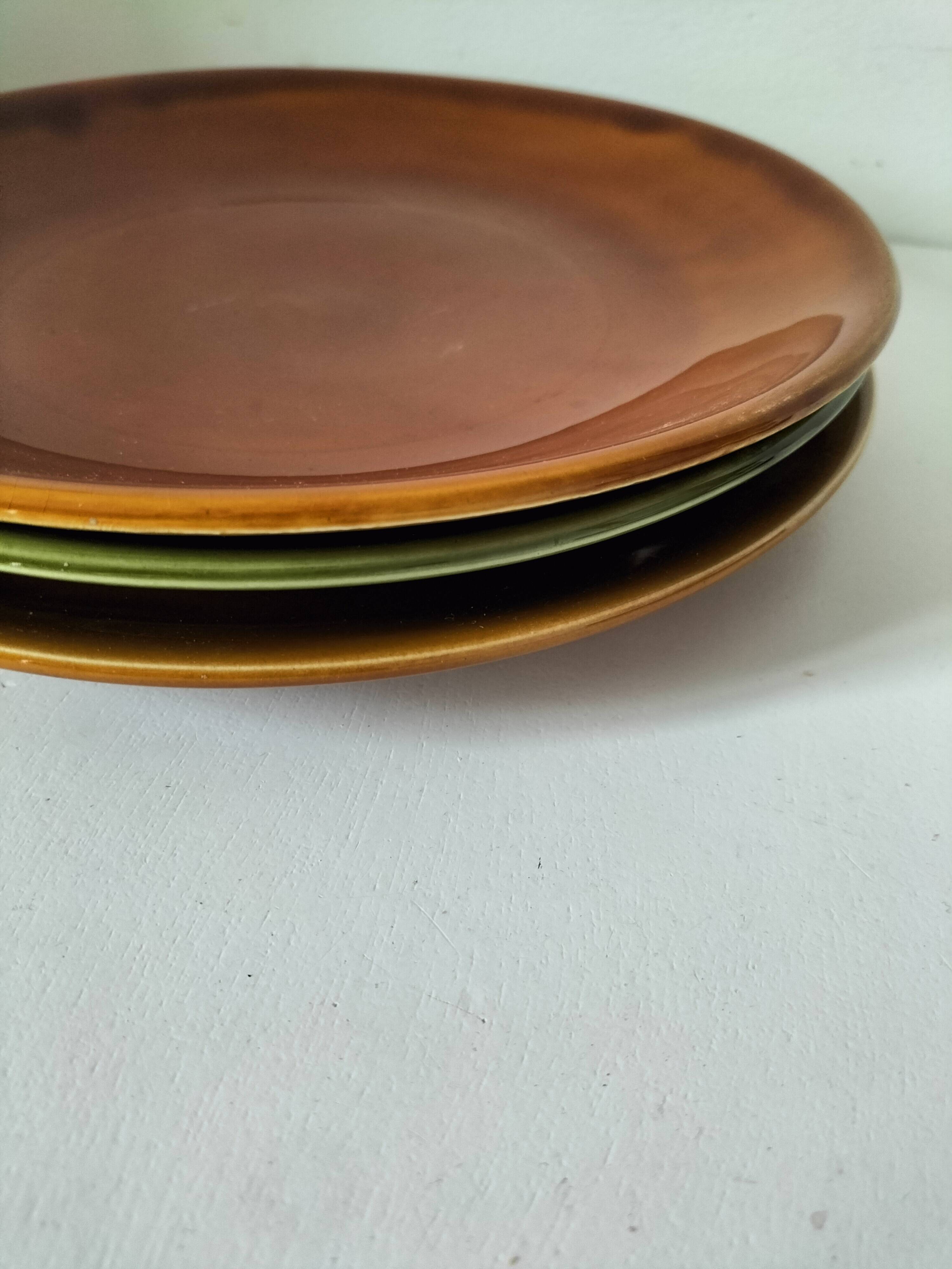 Set of green and amber enamelled plates