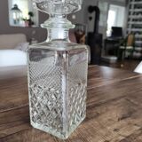 Square whisky decanter in faceted glass and airtight cap