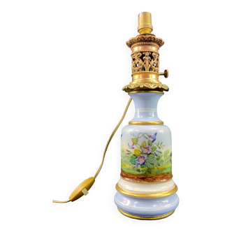 Lampe à huile XIXe en porcelaine Vieux Paris à décor floral polychrome