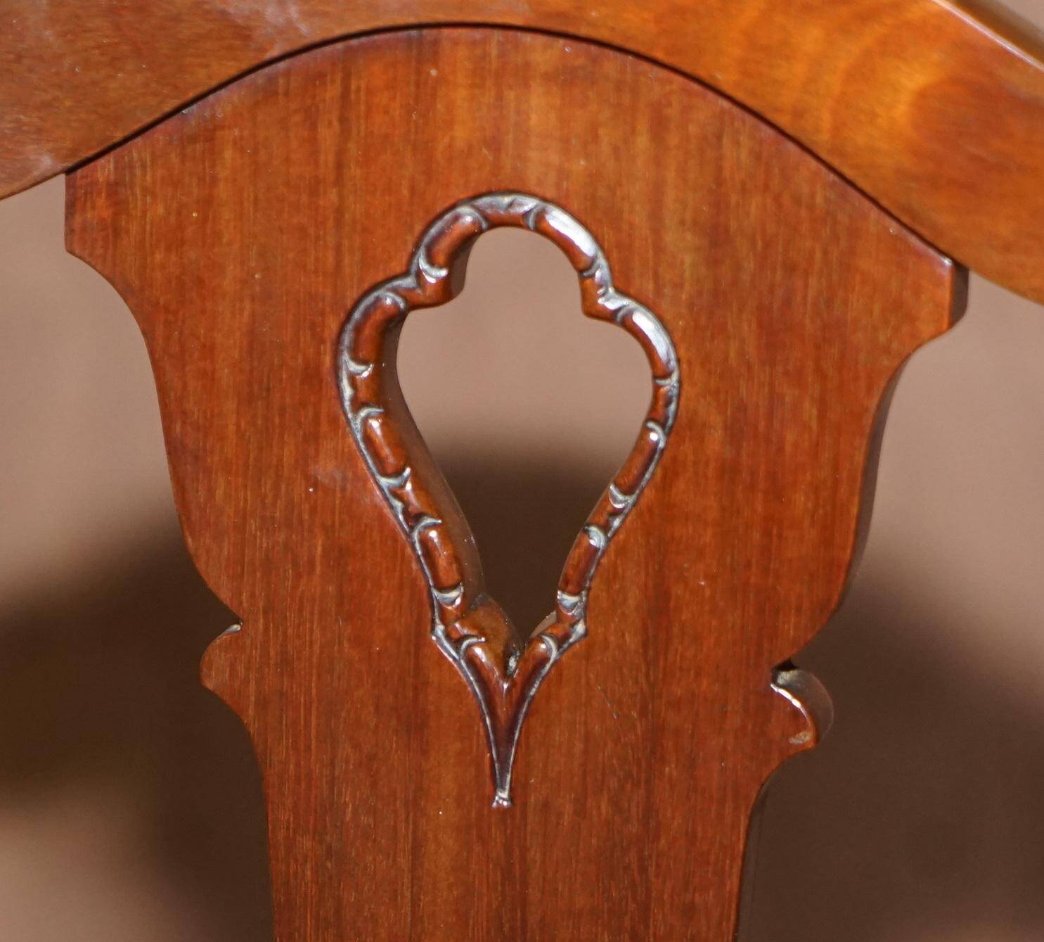 Paire de chaises anglaises anciennes en bois dur avec pieds sculptés en patte de lion